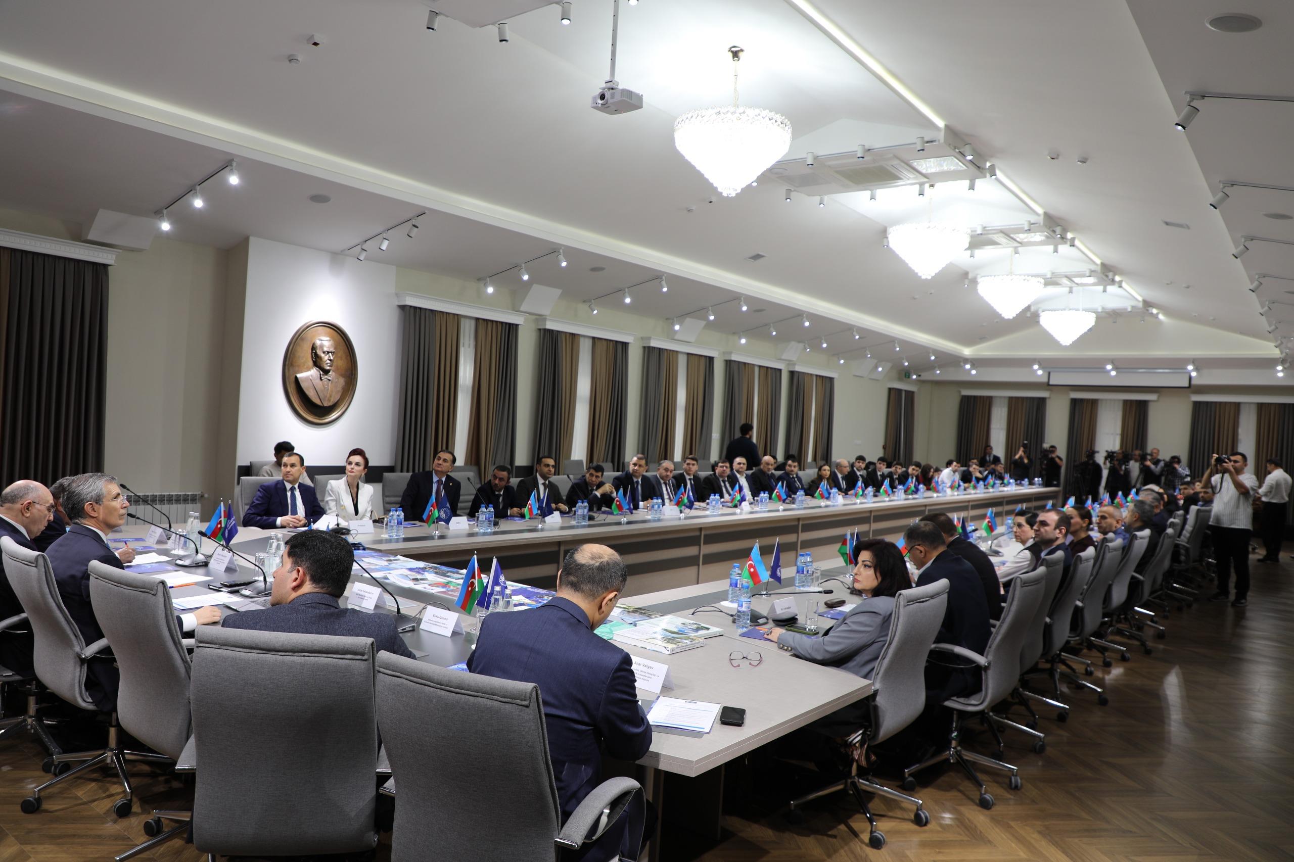 Sosial və siyasi elmlər müasir çağırışlar qarşısında: beyin mərkəzlərinin, akademik elmin və universitetlərin vəzifələri müzakirə edilib - FOTOLAR