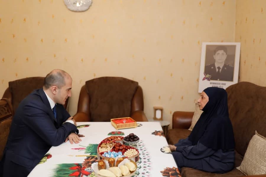 Nazirliyin Aparatının rəhbəri Fuad Musayev şəhid Anar Məmmədovun ailəsini ziyarət edib