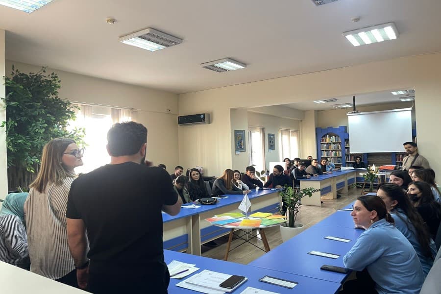 “Nitq və eşitmə qabiliyyəti məhdud şəxslər üçün mütaliə və mədəniyyət platforması” layihəsi çərçivəsində işarət dili təlimi keçirilib