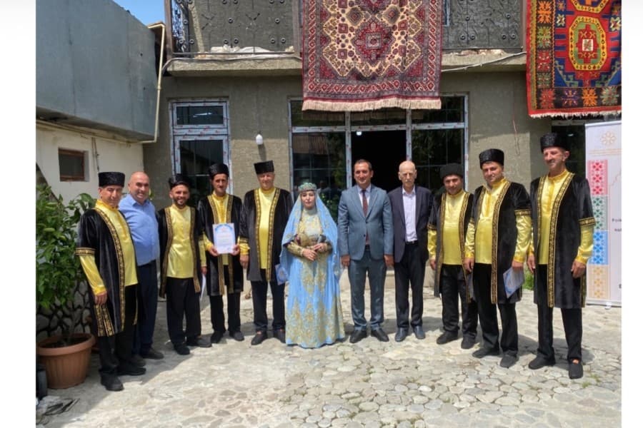 “Folklorumuzu yaşadaq: tat folklor kollektivlərinə dəstək” layihəsi çərçivəsində Lahıc və “Xınayaxdı” Xalq Folklor Kollektivlərinin geyim dəstləri təqdim edilib