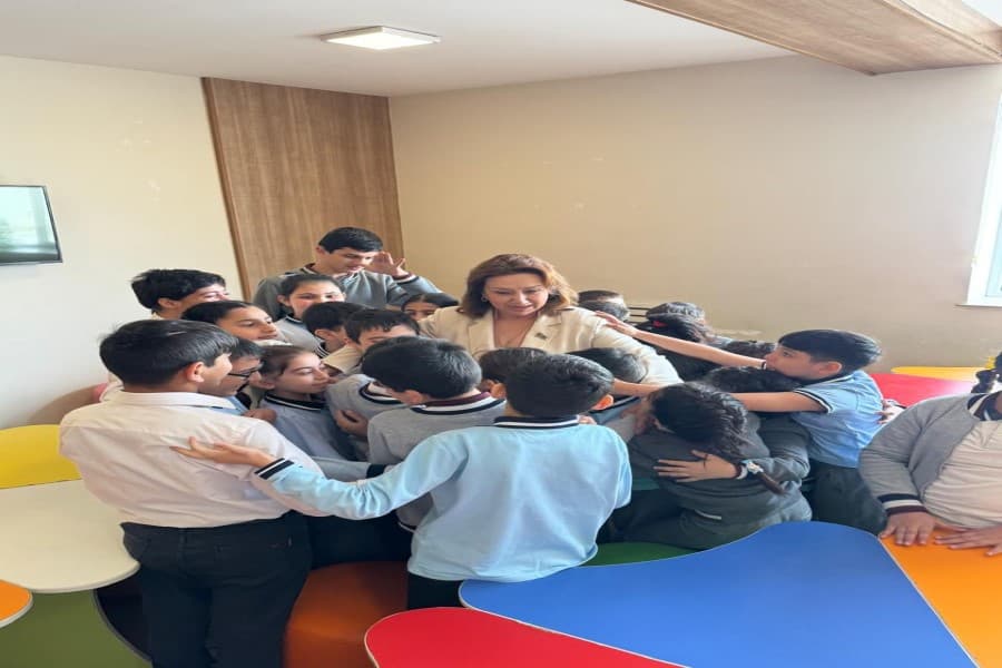 Deputat Mehriban Vəliyeva “Səssiz Sözlər” layihəsinin “Oxu saatı”nda uşaqlarla görüşüb