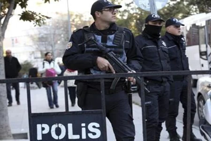İstanbulda turistləri aldadan fırıldaqçılar dəstəsi saxlanılıb