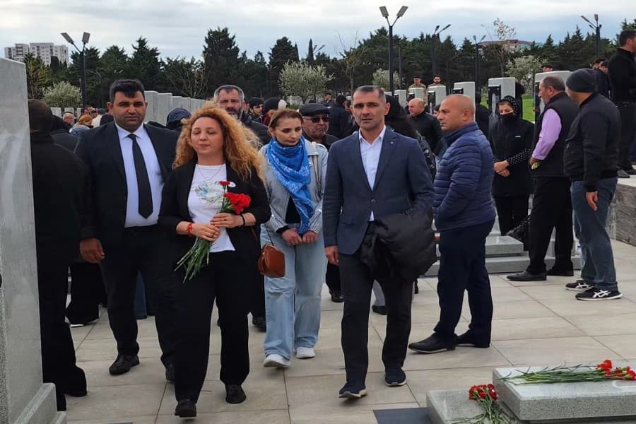 Təhsil Cəmiyyətinin İdarə Heyəti Anım Günündə şəhidlərin xatirəsini yad edib