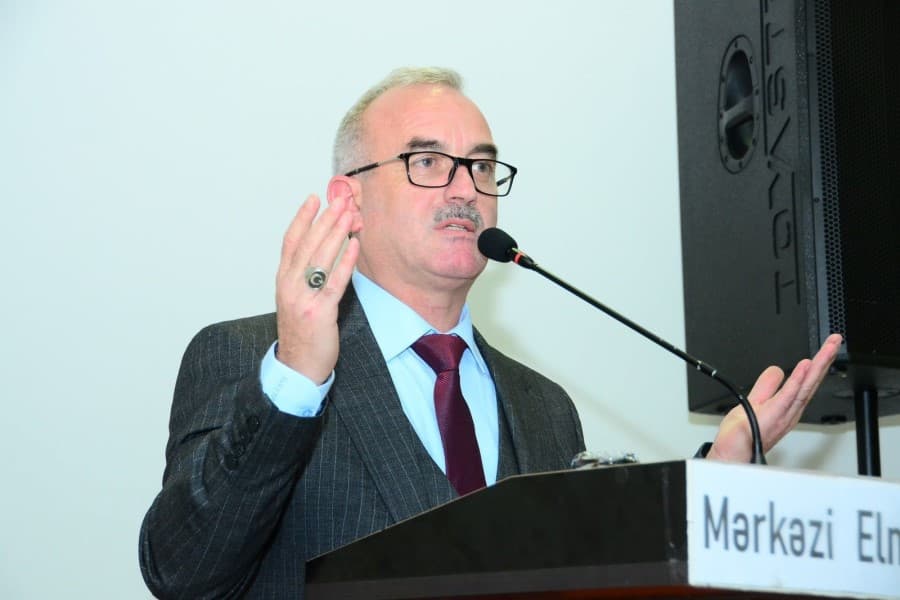 Səməd Vəkilov: “Qadınlar qadınların toruna daha çox düşür”