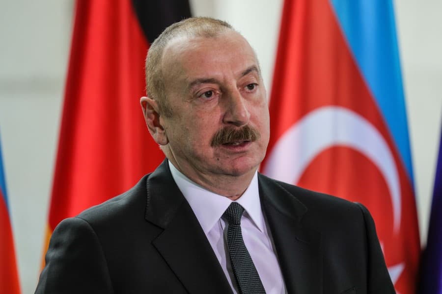 Qitələri birləşdirən yol