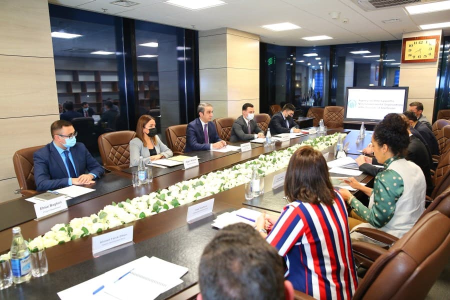Azerbaijani Agency for State Support to NGOs hosts meeting with reps of Islamic Dev't Bank (PHOTO)