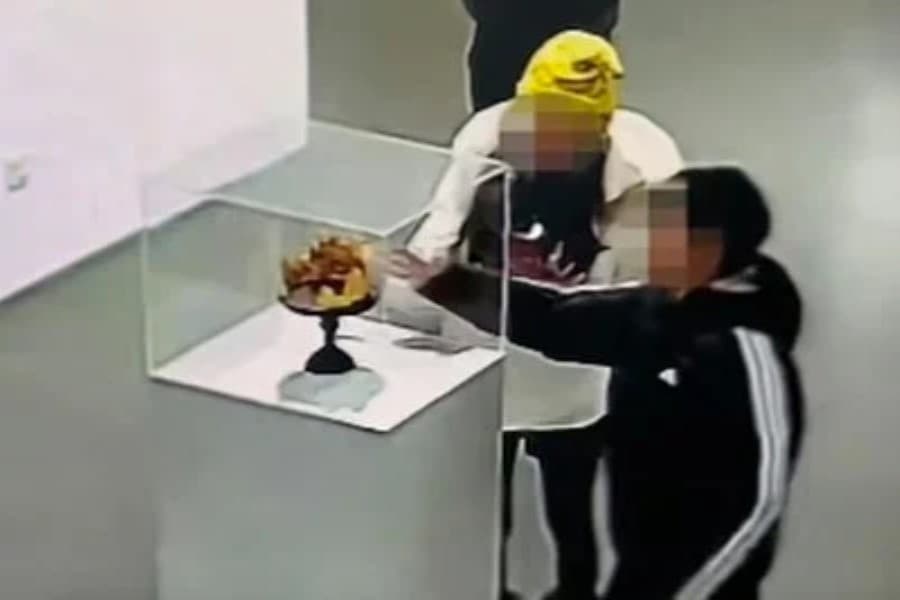 Çində keçirilən sərgidə oğlan təsadüfən 280.000 dollar dəyərində tacı sındırıb