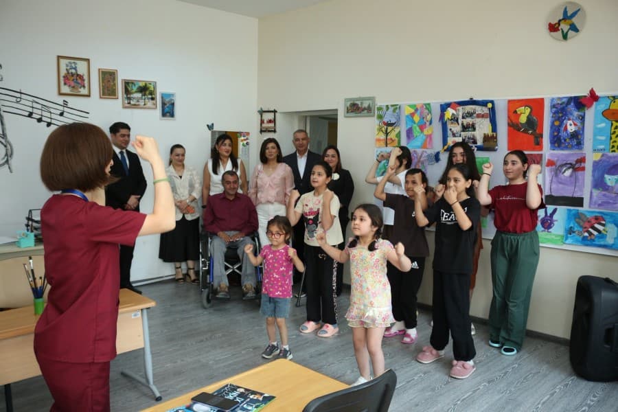 QHT nümayəndələri üçün Uşaq Reabilitasiya Mərkəzinə infotur təşkil edilib - FOTOLAR