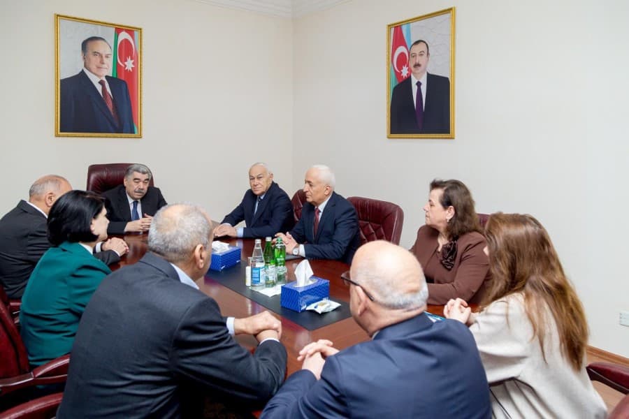 İcra başçısı ictimai şura sədrini yubileyi münasibətilə təltif edib
