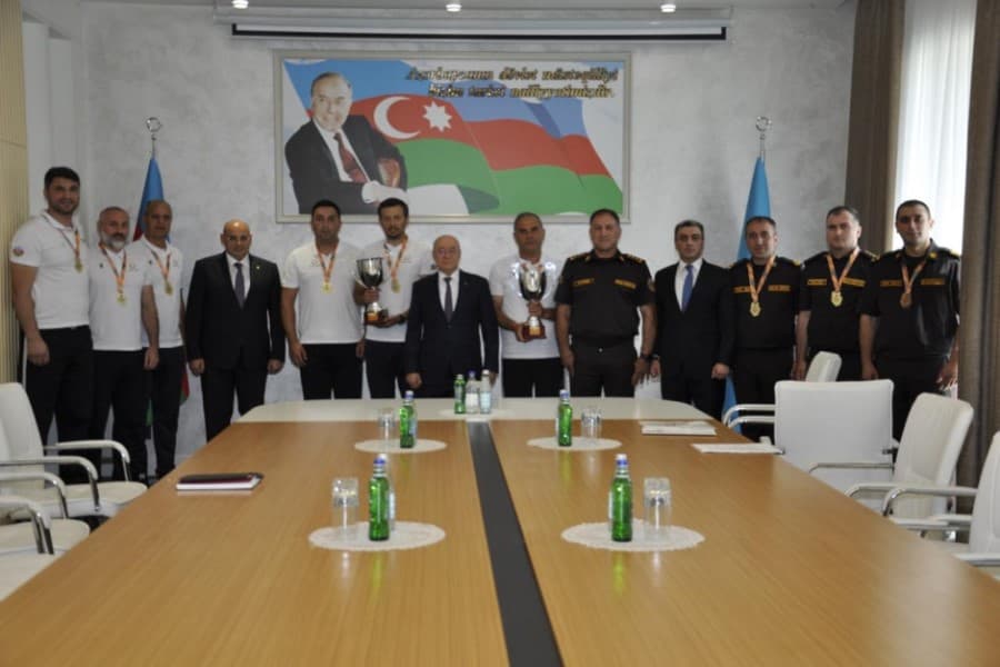 Nazir Kəmaləddin Heydərov III Dünya Korporativ Oyunlarında yüksək nəticələr qazanmış FHN komandalarının üzvləri ilə görüşüb