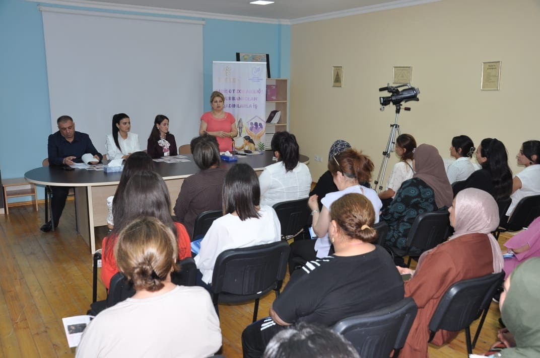 “Məişət zorakılığı qurbanı olan qadınlarla iş” layihəsi çərçivəsində ilk maarifləndirici seminar keçirilib