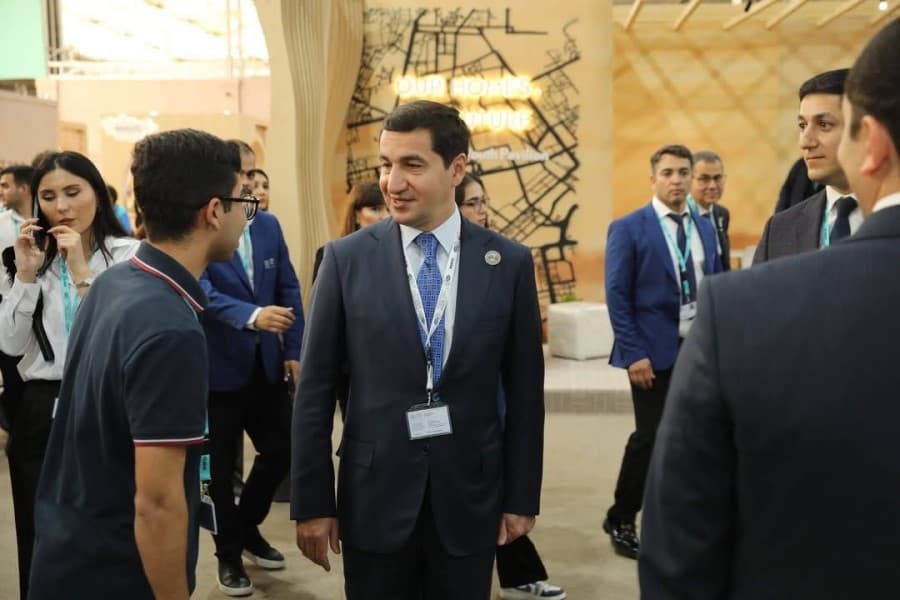 WUF13-də QHT Agentliyinin pavilyonu fəaliyyətə başladı, Hikmət Hacıyev pavilyonlarla tanış olub