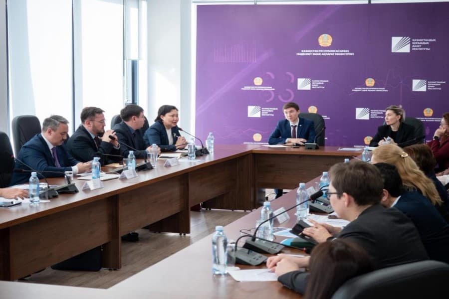 Ekspertlər yeni Konstitusiya layihəsində sosial təminat məsələlərini müzakirə ediblər - Qazaxıstanda