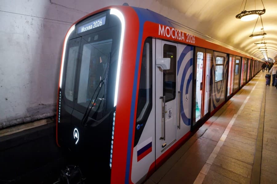 Moskva metrosunda qəza: Relsdən çıxan qatar partlayış və tüstüyə səbəb olub