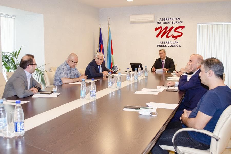 Mətbuat Şurası icra başçısının və deputatın şikayətinə baxdı