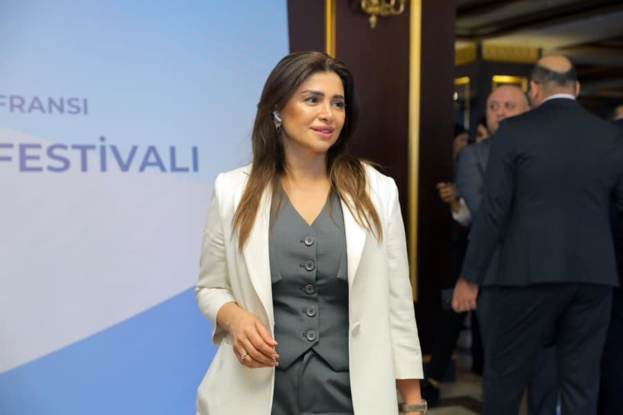 Novruz tonqalının üzərindən atlayan uşağın arxasında onu öyrədən bir qadın dayanır – Açıqlama