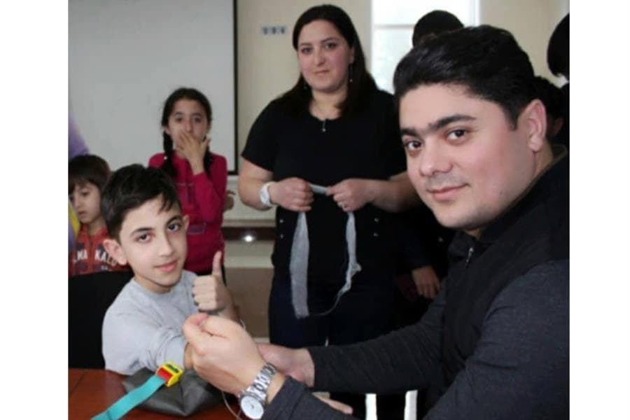 Hemofiliyalı uşaqlara “həyat” verən gənc