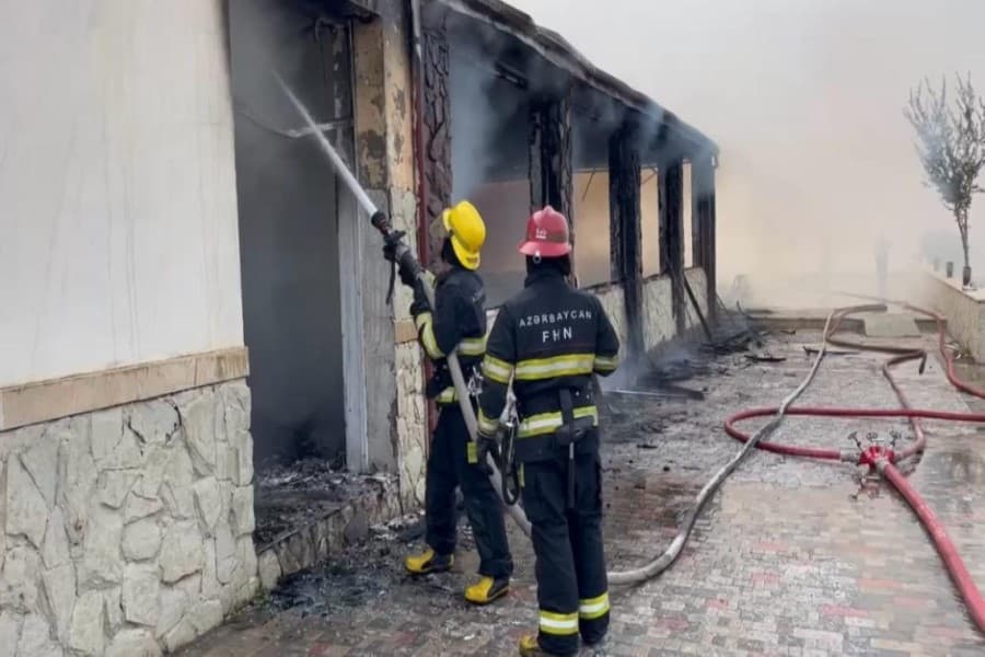 Bibiheybətdə istirahət mərkəzində yanğın – 350 m² sahədə ziyan dəydi
