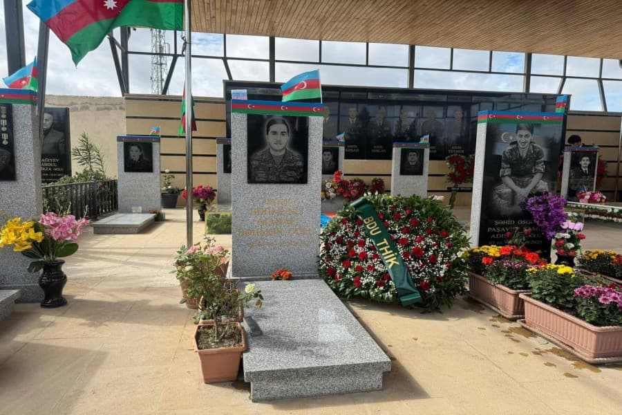 BDU tələbələri Şəhidlərin məzarlarını ziyarət edib - FOTOLAR