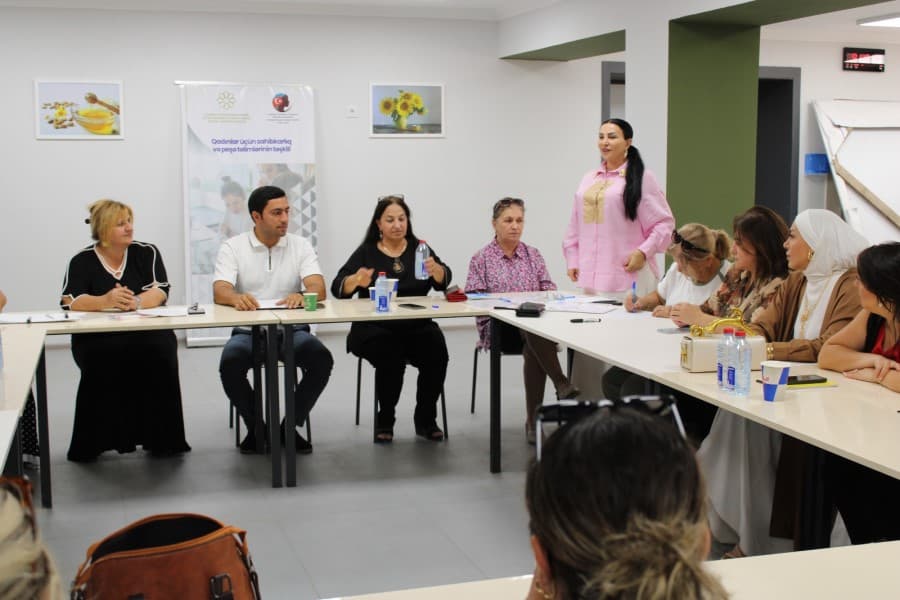 “Qadınlar üçün sahibkarlıq və peşə təlimləri” layihəsinin 7 günlük təlim proqramı yekunlaşıb - FOTOLAR