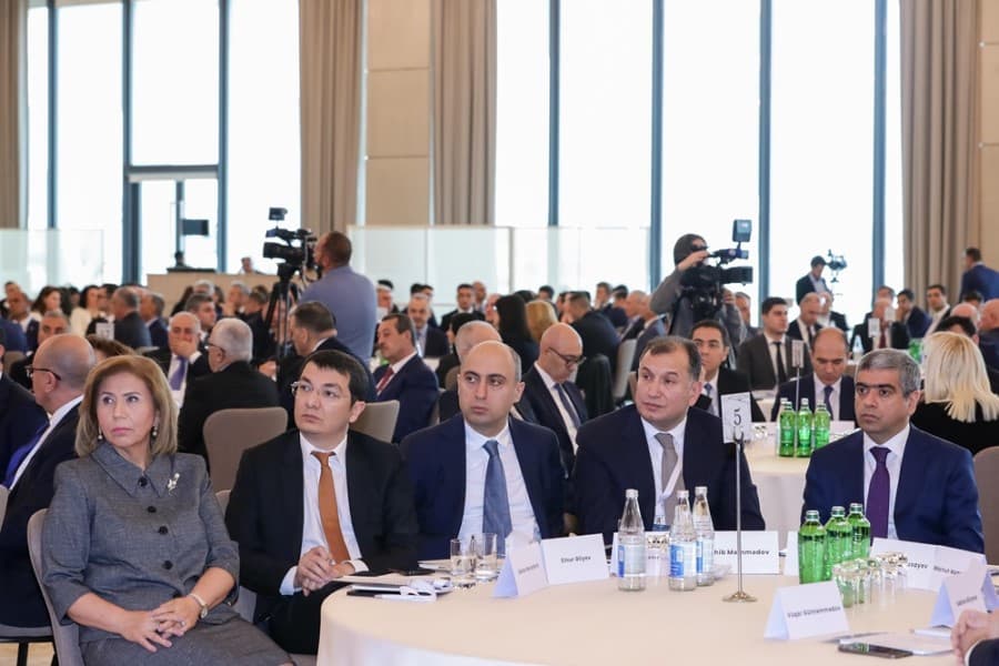 "Rəqəmsallaşma və süni intellektin iş yerlərinə təsiri” mövzusunda konfrans keçirilib - FOTOLAR
