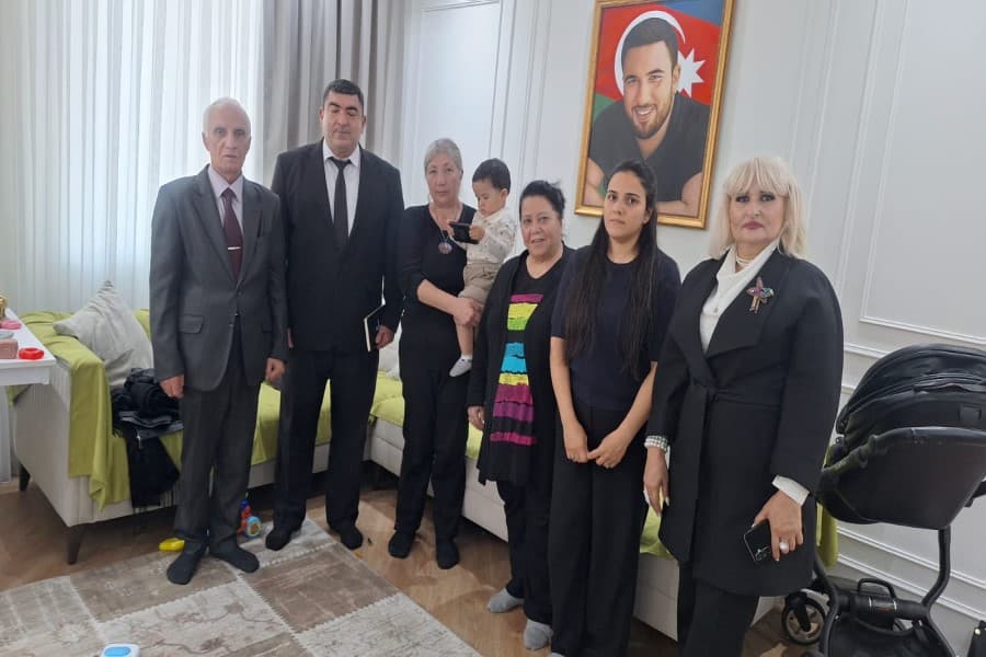 Zəfər Bayramında şəhid ailələrinə mənəvi dəstək — QHT sədri ailələrlə görüşdü / FOTOLAR
