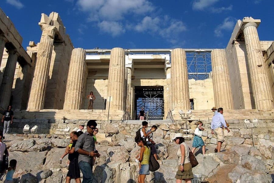 Yunanıstanda istilər səbəbindən günün ortasında ölkənin əsas attraksionunu bağlamaq qərarına gəliblər