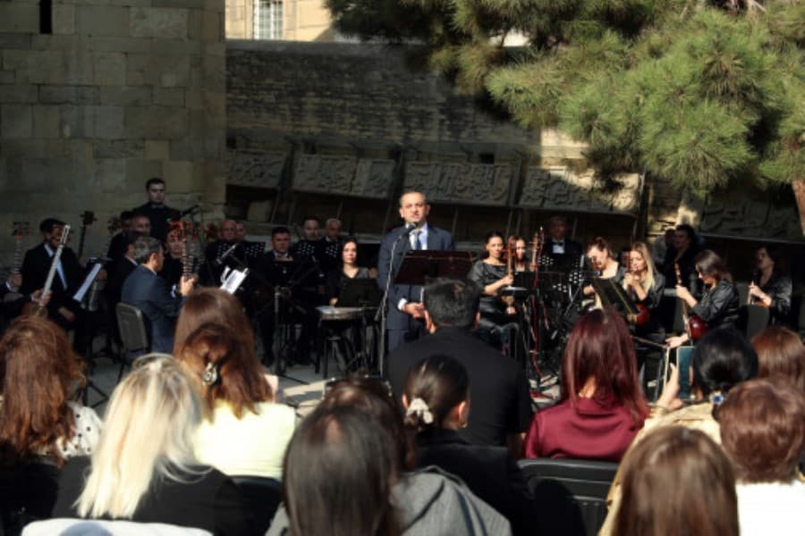 Ahıllar və uşaq evi sakinlərinin iştirakı ilə “Arşın mal alan” tamaşası nümayiş olunub - FOTOLAR
