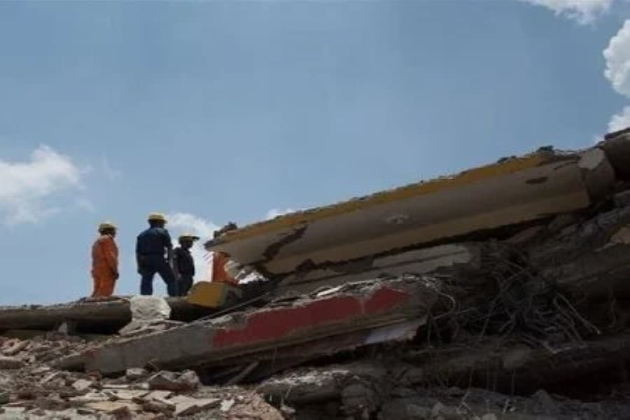 Yeni Dehlidə 20-dən çox insan çökmüş binanın dağıntıları altında qalıb