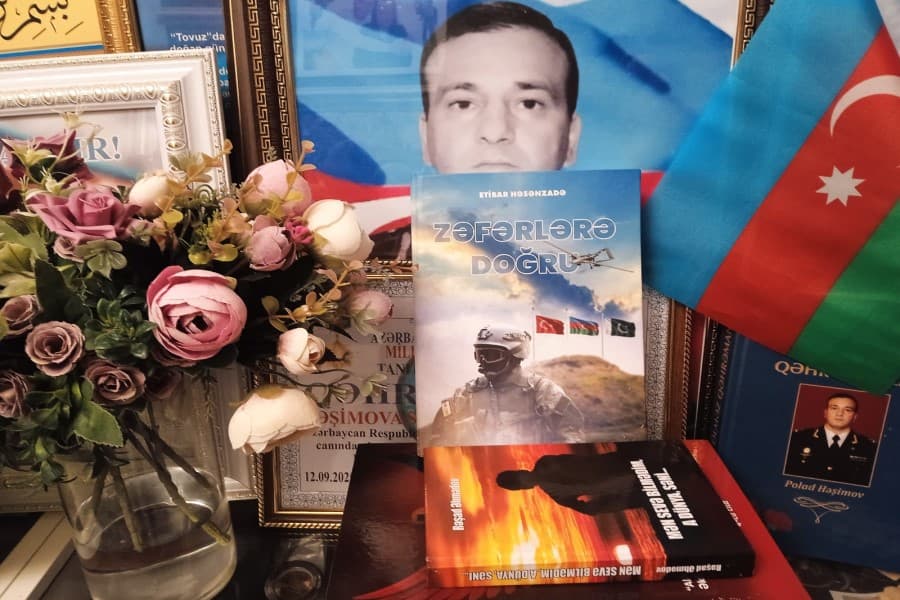 “Zəfərlərə Doğru” kitabı General Polad Həşimovun xatirəsinə hədiyyə edilib - FOTOLAR