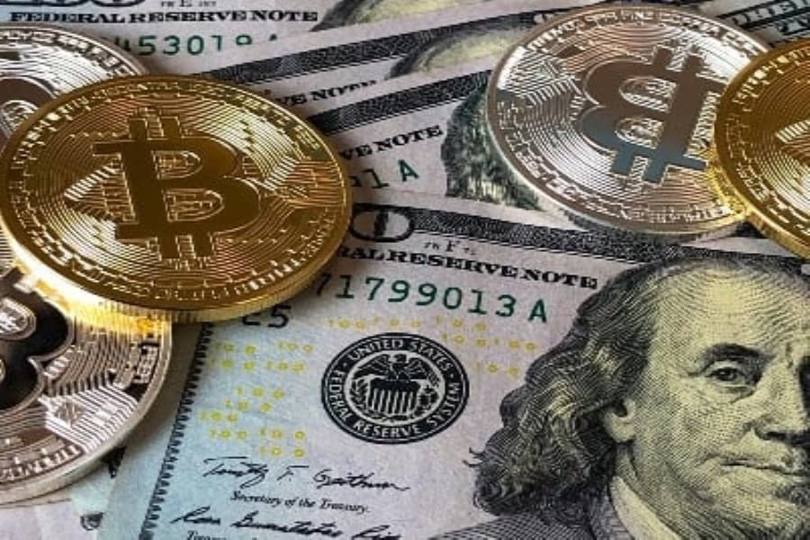 ABŞ prezidentliyi yarışında Trampın liderliyi fonunda dollar və Bitcoin bahalaşıb