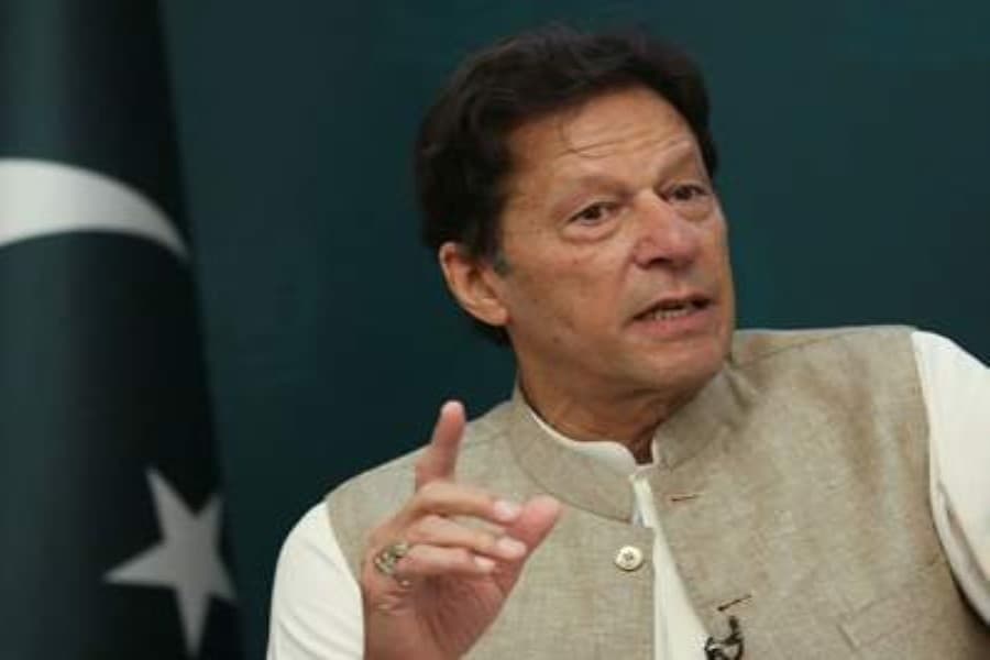 Dəmir barmaqlıqlar arxasında olan Pakistanın keçmiş baş naziri adam öldürməyə cəhddə ittiham olunur