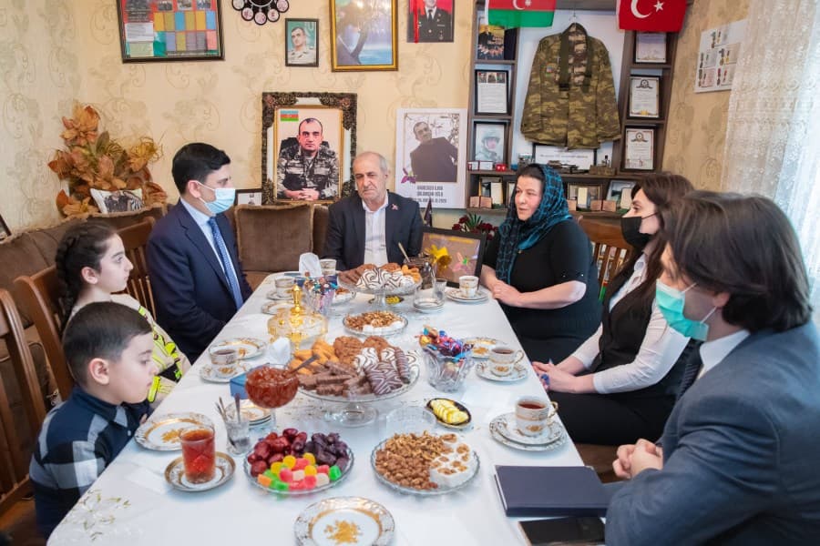 Yeni mənzillə təmin olunmuş şəhid ailəsi ziyarət edilib - FOTO