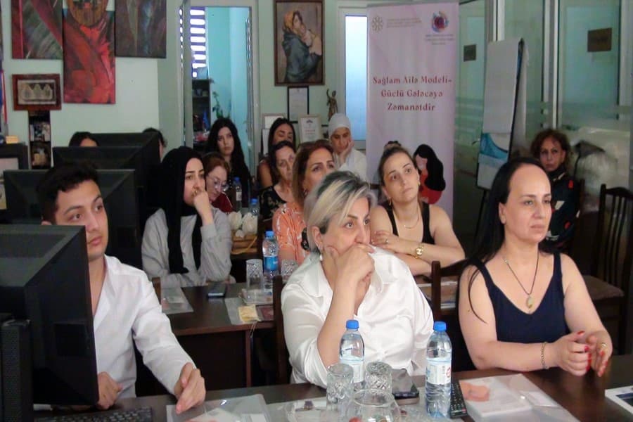 “Sağlam Ailə Modeli – Güclü Gələcəyə Zəmanətdir” layihəsi çərçivəsində ailələr üçün təlim keçirilib