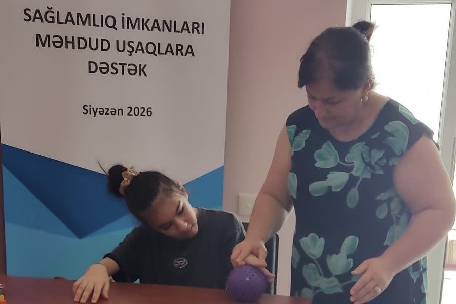 Hərəkət məhdudiyyətli uşaq və gənclərə həm ailələrdə, həm də QHT-nin ofisində dəstək göstərilir