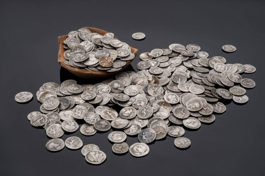 İngiltərədə İmperator Neronun dövründə basdırılmış 1300-dən çox sikkə tapılıb