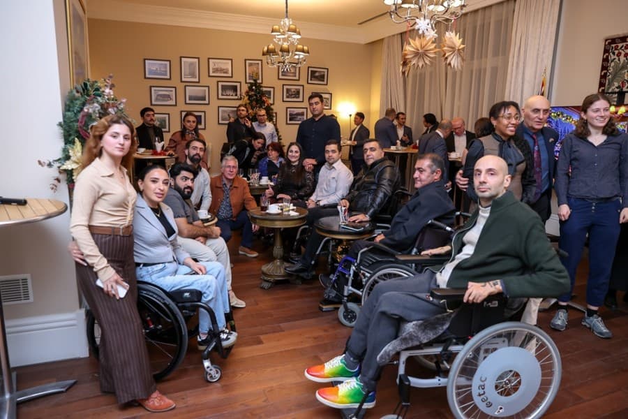 Britaniya səfiri əlilliyi olan insanları öz iqamətgahında salamladı - FOTOLAR