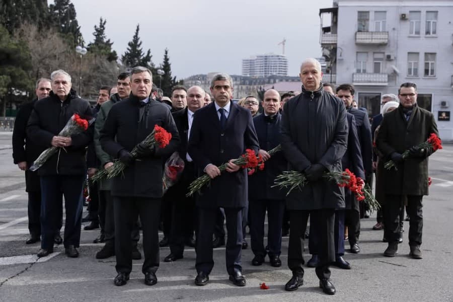 Əmək və Əhalinin Sosial Müdafiəsi Nazirliyinin kollektivi Xocalı soyqırımı abidəsini ziyarət edib