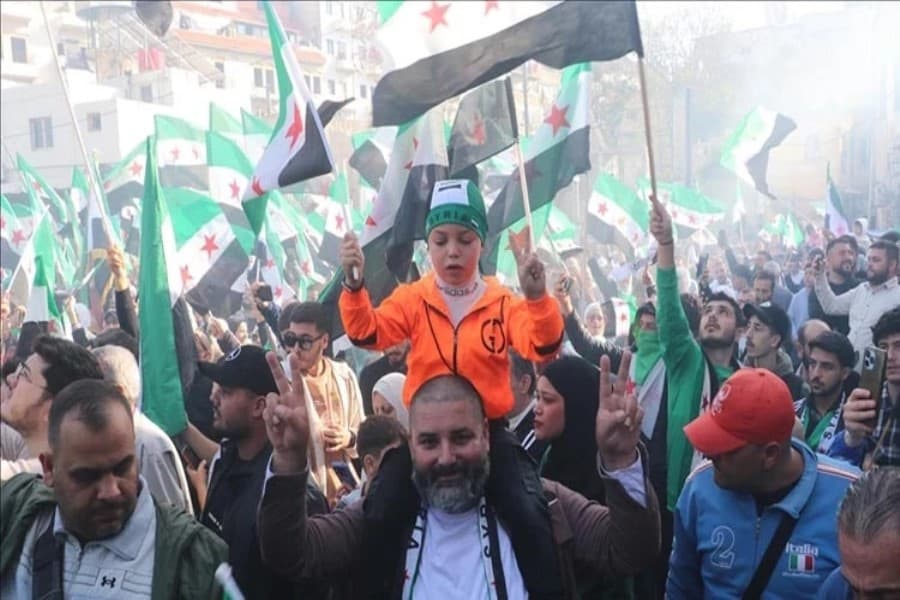 Suriyalılar azadlıqlarının birinci ildönümünü qeyd etmək üçün küçələrə çıxıblar - FOTO