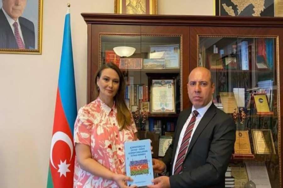 Qənirə Paşayeva QHT sədri ilə görüşüb