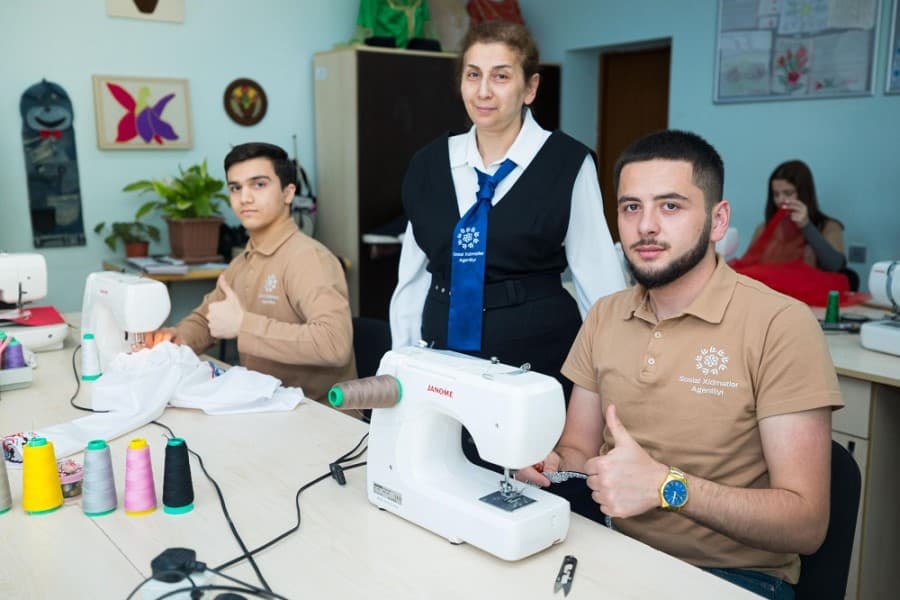 Peşə-əmək Reabilitasiya Mərkəzində hazırda əlilliyi olan 130-dan çox gəncə peşə və sosial reabilitasiya xidmətləri göstərilir - FOTOLAR