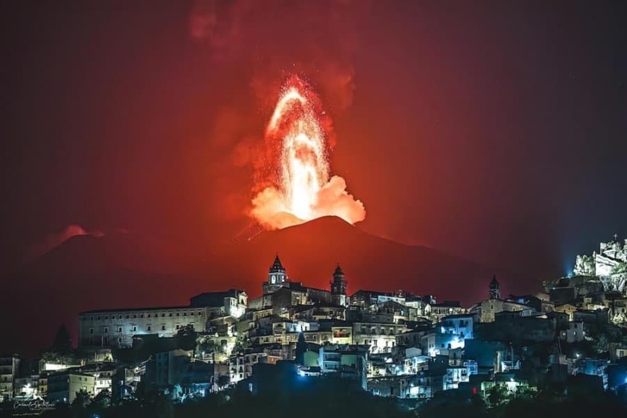 İtaliyadakı Etna vulkanı lava ilə fışqırmağa başlayıb - FOTOLAR