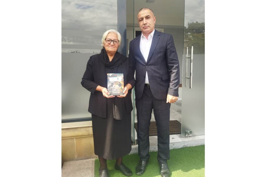QHT sədri şəhid mayor Elçin Mansurovun anım günündə anası ilə görüşüb