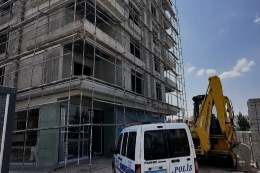 Təcrübəçi oğlan liftin şaxtasına düşərək dünyasını dəyişib