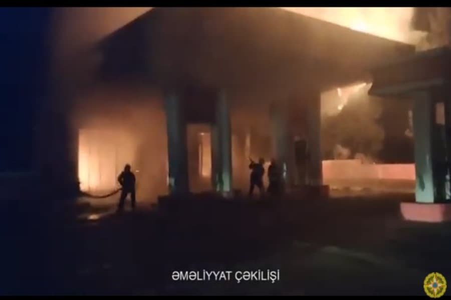Ağcabədidə yanacaqdoldurma məntəqəsinin ofisi yandı, çənlər salamat qaldı - VİDEO