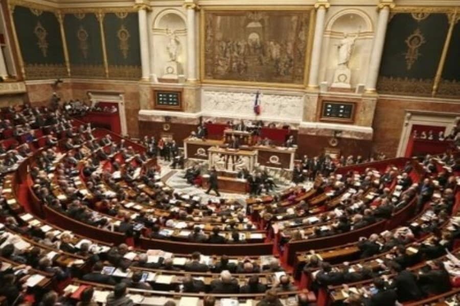 Fransa parlamenti hökumətə etimadsızlıq səsverməsini altıncı dəfə rədd etdi