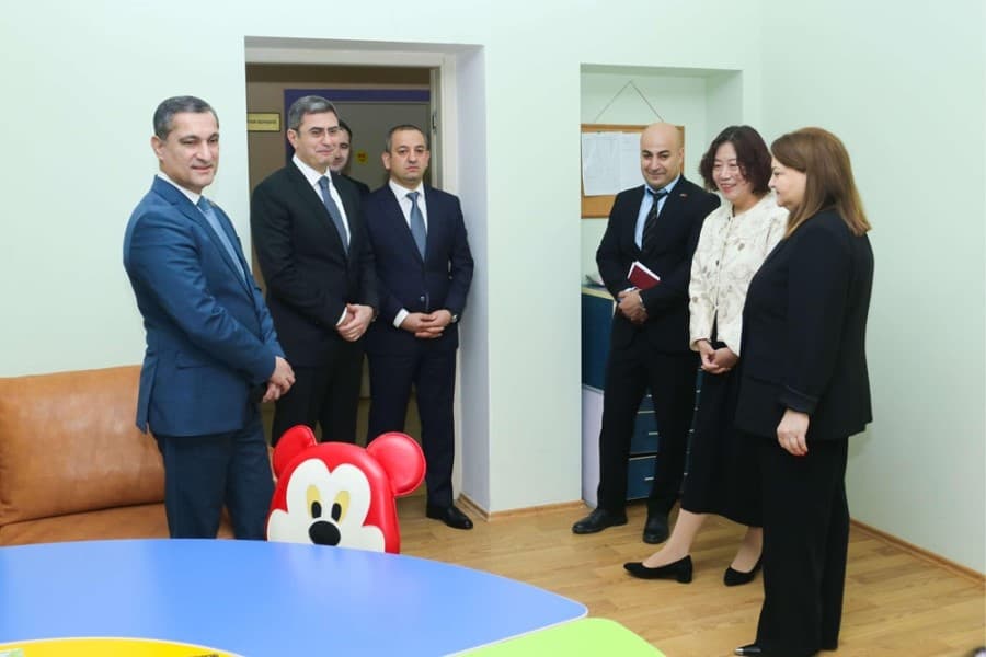 Çinin ölkəmizdəki səfiri əlilliyi olan uşaqlar üçün sosial xidmət müəssisəsinin sakinlərini ziyarət edib - FOTOLAR