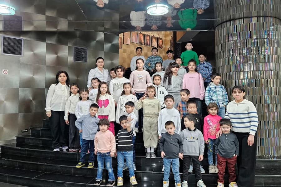 Xüsusi qayğıya ehtiyacı olan uşaqların teatra səfəri təşkil olunub