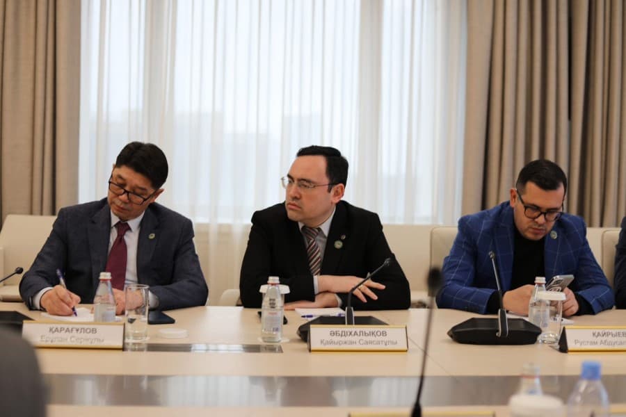 Almatıda Qazaxıstan Konstitusiyasına təklif olunan dəyişikliklər ictimai və parlament müzakirəsində dəstəkləndi