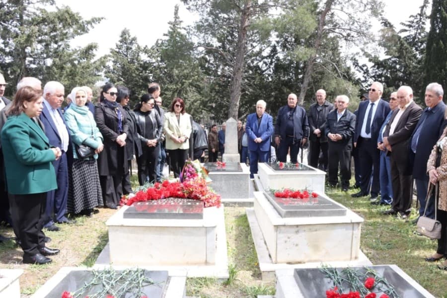 Görkəmli dövlət xadimi İlyas Vəkilovun məzarı ziyarət edilib - FOTOLAR